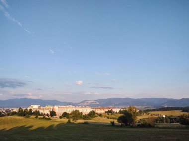 Arka planda şehir olan güzel dağ manzarası