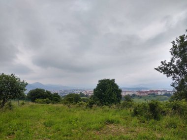 Arka planda şehir olan güzel dağ manzarası