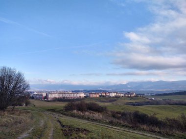 Arka planda şehir olan güzel dağ manzarası