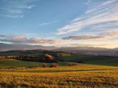 Gün batımında güzel dağ manzarası