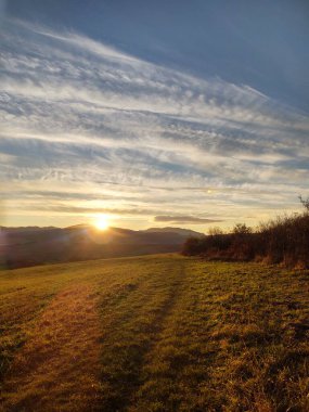 Gün batımında güzel dağ manzarası