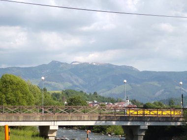 Dağ nehri üzerindeki köprü manzarası