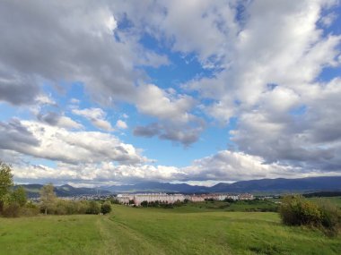Arka planda şehir olan güzel dağ manzarası