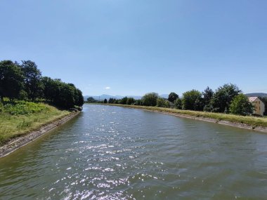 Güneşli bir günde güzel bir nehir