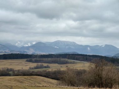 Bulutlu bir günde güzel dağ manzarası