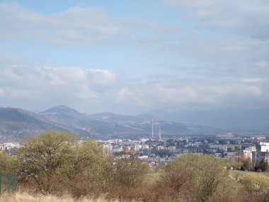 Arka planda şehir olan güzel dağ manzarası