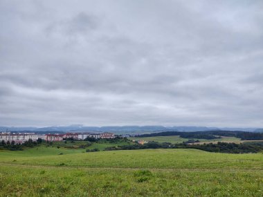 Arka planda şehir olan güzel dağ manzarası