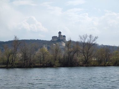 Güneşli bir günde nehrin güzel manzarası