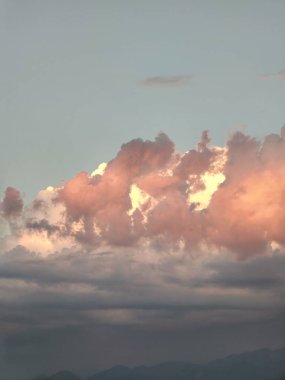 Güzel gün batımı gökyüzü bulutlu