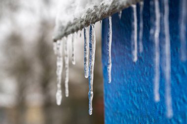 Buz saçakları kışın inşaata devam ediyor.