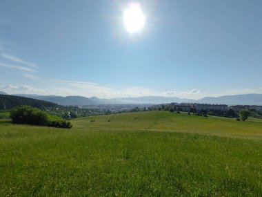 Arka planda şehir olan güzel dağ manzarası