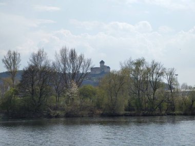 Güneşli bir günde nehrin güzel manzarası