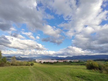 Arka planda şehir olan güzel dağ manzarası