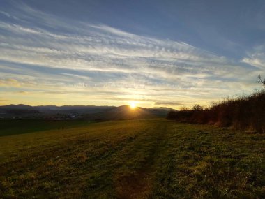 Gün batımında güzel dağ manzarası
