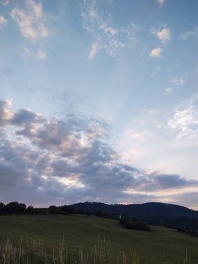 Günbatımı ve tarlası olan güzel doğa arka planı