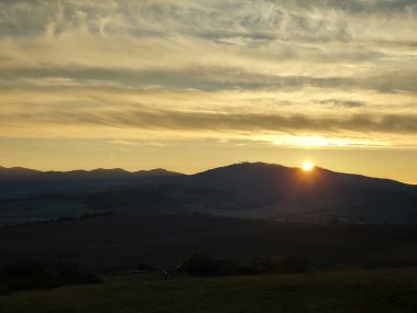 Gün batımında güzel dağ manzarası