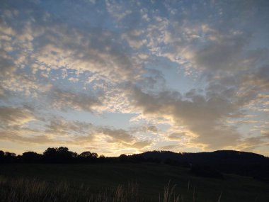 Günbatımı ve tarlası olan güzel doğa arka planı