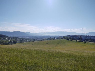 Arka planda şehir olan güzel dağ manzarası