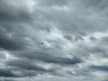 Bulutlu gökyüzünde uçan helikopter