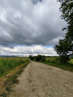 Kırsal yol bulutlu bir günde kırsalda