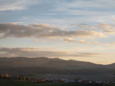 Gün batımında güzel dağ manzarası