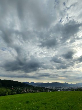 Arka planda şehir olan güzel dağ manzarası