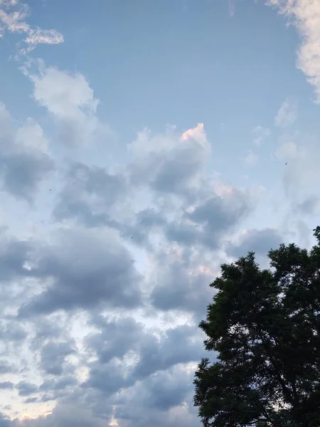 Weiße Wolken Blauen Himmel Auf Dem Hintergrund — Stockfoto