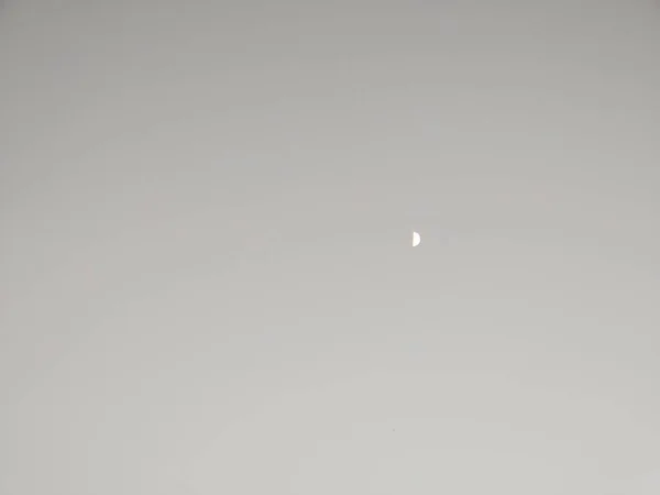 Schöner Grauer Himmel Mit Mond — Stockfoto