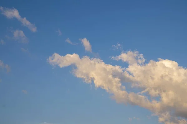 Beyaz Bulutlu Mavi Gökyüzü — Stok fotoğraf