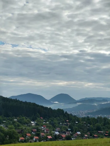Чудовий Гірський Краєвид Містом Європі — стокове фото