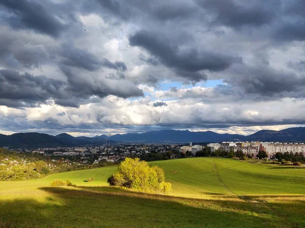 Bela Paisagem Montanhosa Com Cidade Fundo — Fotografia de Stock