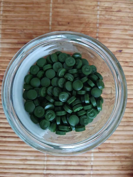 Pilules Chlorelle Verte Pilules Orge Verte Dans Bol Isolé Sur — Photo