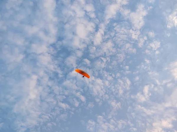 Paraglidista Létání Obloze Přírodním Pozadí — Stock fotografie