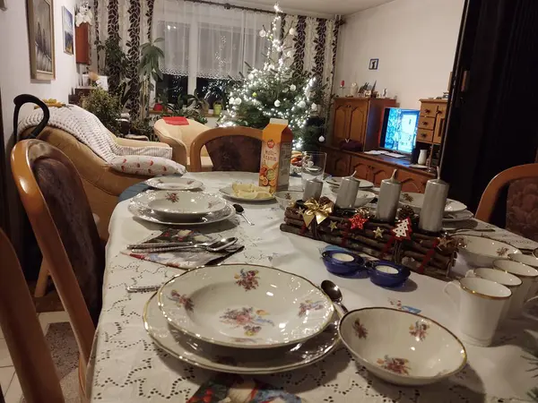 Karácsonyi Asztal Beállítása Otthon — Stock Fotó