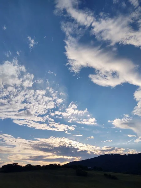 Красивый Пейзаж Горами Голубым Небом — стоковое фото