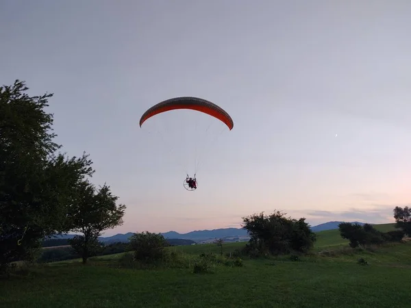 Gökyüzünde Doğa Arka Planında Uçan Paraglider — Stok fotoğraf