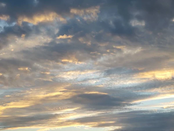 美丽的夕阳天空 乌云弥漫 — 图库照片