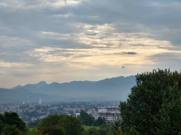 背景に街と美しい山の風景 — ストック写真