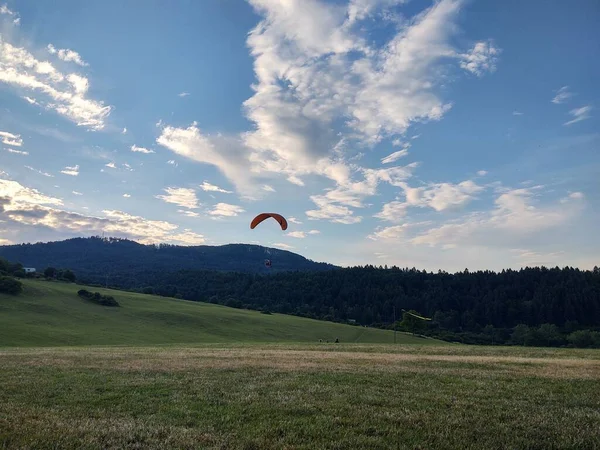滑翔伞飞越山 — 图库照片