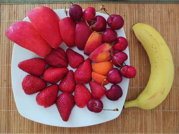 Frutas Frescas Plato Sobre Mesa Madera — Foto de Stock