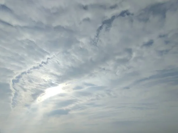Красивое Небо Белыми Облаками — стоковое фото