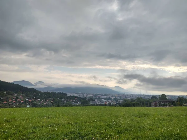 山の中のヨーロッパの都市の眺め — ストック写真