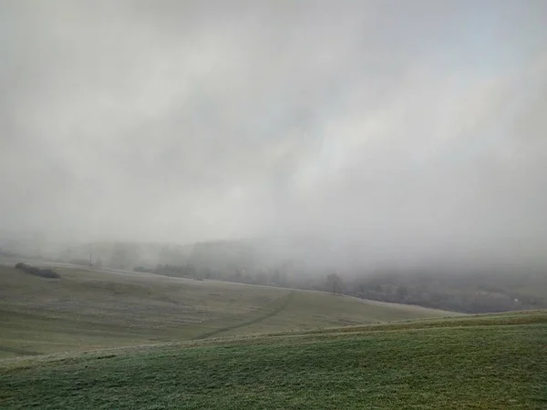 Krásná Krajina Polem Mlhavé Době — Stock fotografie
