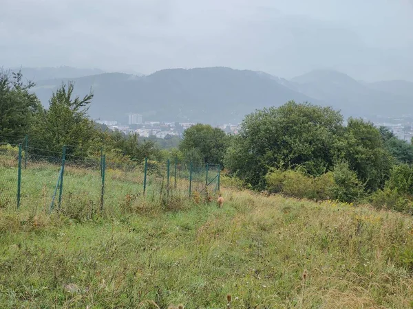 Krásná Horská Krajina Železným Plotem — Stock fotografie