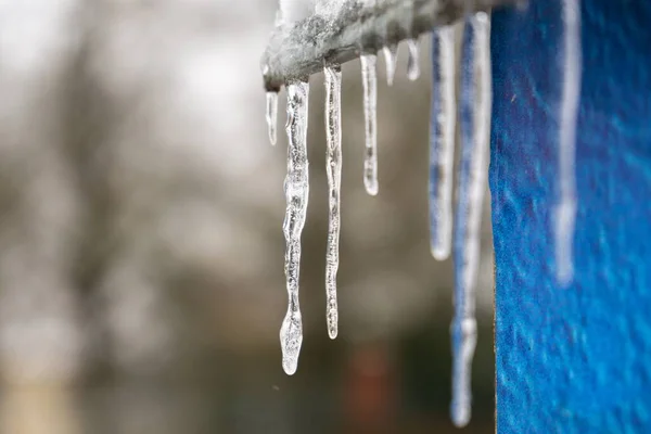 Icicles Pendurados Edifício Inverno — Fotografia de Stock