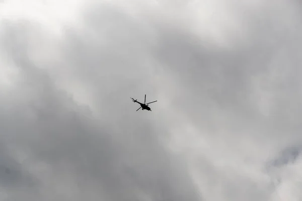 Hélicoptère Volant Dans Ciel Nuageux — Photo