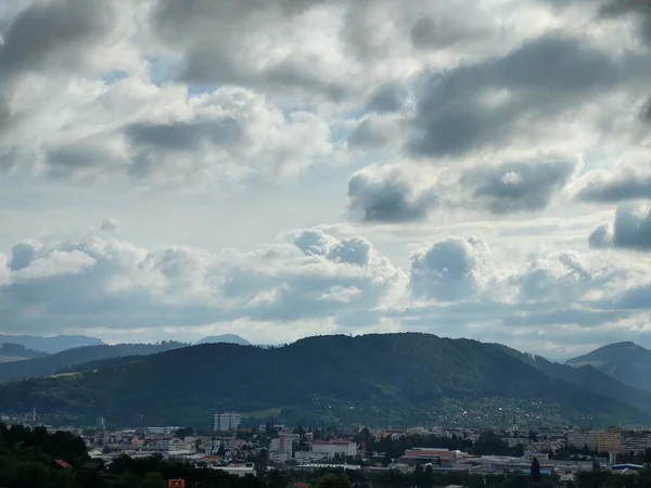 Άποψη Της Ευρωπαϊκής Πόλης Στα Βουνά Συννεφιασμένη Ημέρα — Φωτογραφία Αρχείου