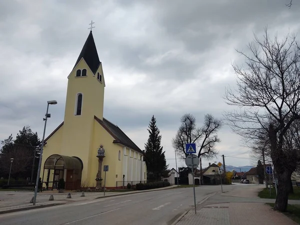 ヨーロッパの町のキリスト教会 — ストック写真