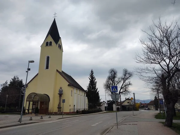 Keresztény Templom Európai Városban — Stock Fotó