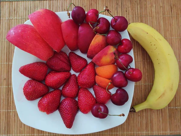 Frisches Obst Auf Teller Auf Holztisch — Stockfoto